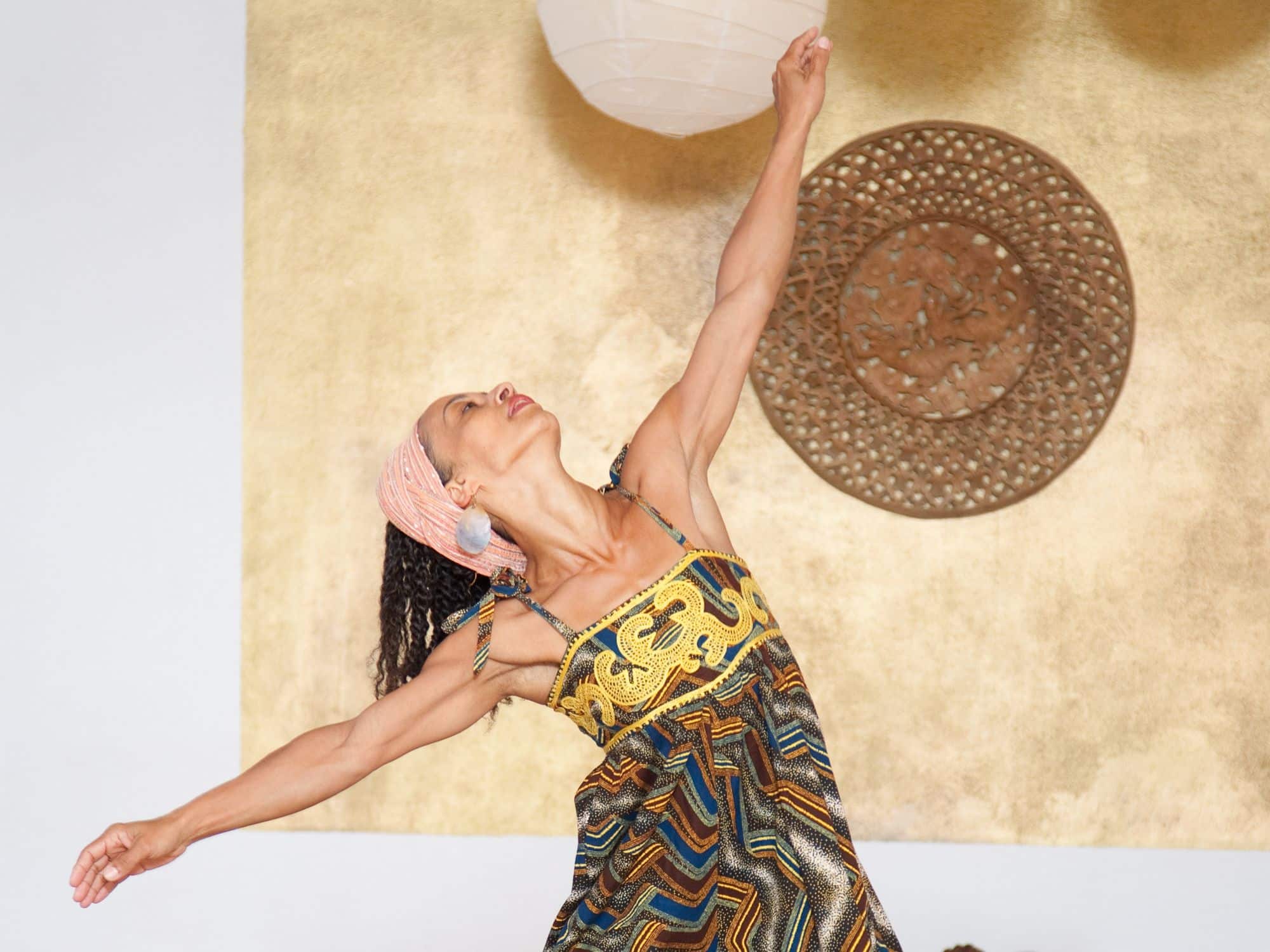 photo d'une femme dansant la danse africaine